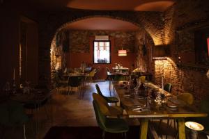 Santa Maria a MonteにあるART SUITE GALLERY - Tuscany - medieval town close to Florence, Pisa, Lucca, Chianti Zone, Versiliaのレンガの壁のレストラン