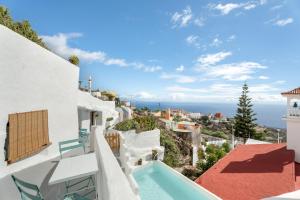 a villa with a pool and a view of the ocean at Casa Hélène in Fasnia