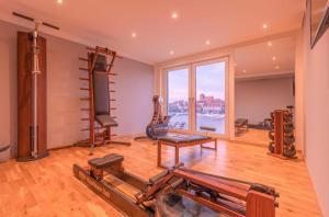a room with a gym with a view of the water at Möwe - Apartment in der Hafenresidenz mit Balkon & Wellness in Waren
