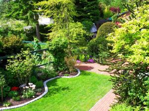 クックスハーフェンにあるFerienhaus von Bargenの草と花が咲く庭の俯瞰図