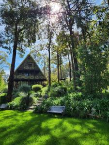 MundaringThe Lavender Patch的一座花园,在一座建筑前设有长凳