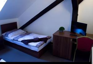 Tempat tidur dalam kamar di Hotel Zlatý Anděl