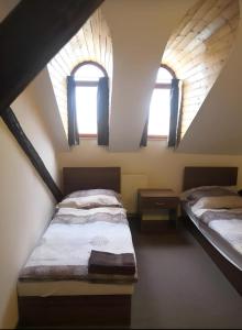 Tempat tidur dalam kamar di Hotel Zlatý Anděl