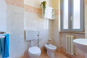een badkamer met toilet en wastafel bij Appartamento Bellariva B1-MyHo Casa in Porto San Giorgio +7 foto's