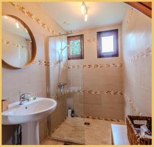 ein Badezimmer mit Waschbecken und Dusche in der Unterkunft La Maison du Lac I Excenevex in Excenevex + 42 Fotos