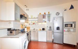 Η κουζίνα ή μικρή κουζίνα στο Nice Home In Torreilles With Kitchen