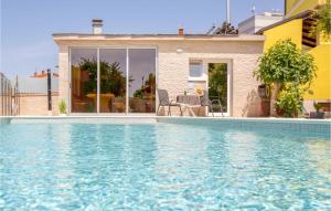 ein Swimmingpool vor einem Haus in der Unterkunft 1 Bedroom Amazing Apartment In Pula in Pula