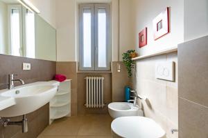 A bathroom at Appartamento Bellariva B2 - MyHo Casa