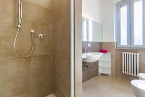 A bathroom at Appartamento Bellariva B2 - MyHo Casa