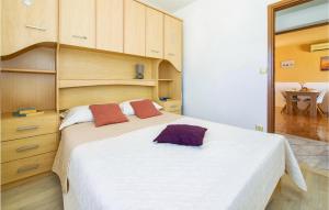 Posteľ alebo postele v izbe v ubytovaní Cozy Home In Okrug Gornji With Sauna