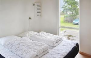 Ένα ή περισσότερα κρεβάτια σε δωμάτιο στο Holiday Home Juelsminde With Fireplace 09