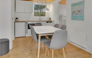 Kuchyň nebo kuchyňský kout v ubytování Nice Apartment In Væggerløse With Wifi