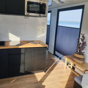 Η κουζίνα ή μικρή κουζίνα στο schwimmende Ferienwohnung Rooftop