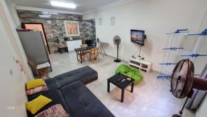 TV a/nebo společenská místnost v ubytování 20 Min Cairo-Airport Newcairo Villa Apt basement2