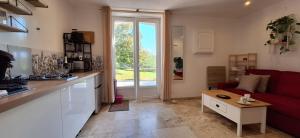 Montignac-de-LauzunにあるLes Gites Sur La Colline - 28 m2 one bedroom gite with shared poolの赤いソファとテーブルのあるリビングルーム