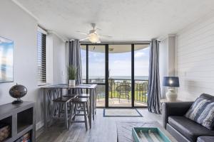 Posezení v ubytování Beachfront 1BR Condo in Myrtle Beach