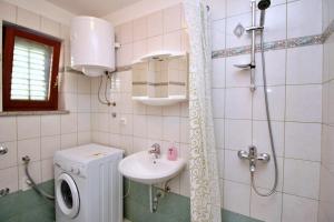 łazienka z umywalką, toaletą i prysznicem w obiekcie Apartment Dunato I w mieście Šilo +37 zdjęć