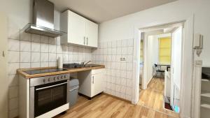 Kuchyň nebo kuchyňský kout v ubytování Apartment in Bad Bramstedt ruhige Lage im Haus zur Alleinnutzung mit Parkplatz & WLAN