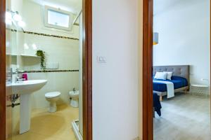 ein Badezimmer mit Waschbecken, Toilette und Bett in der Unterkunft Appartamento Bellariva D2 - MyHo Casa in Porto San Giorgio