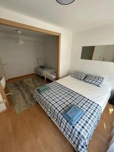 een slaapkamer met 2 bedden en een spiegel bij Très belle appartement proche du centre de Bruxelles in Brussel