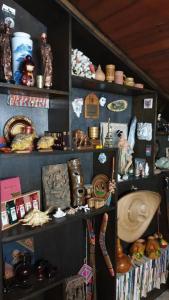 un estante lleno de muchos artículos en una habitación en Rooms Branka, en Križevci 18 fotos más
