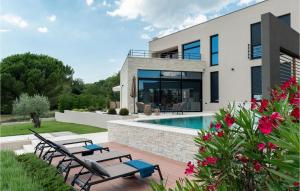 une villa avec piscine et une maison dans l'établissement Villa Calma Istra, à Nedeščina