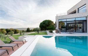une villa avec piscine et une maison dans l'établissement Villa Calma Istra, à Nedeščina