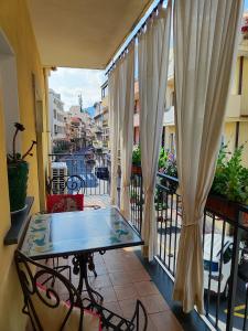 een balkon met een tafel en stoelen op een balkon bij Case Borgo Vacanze in Letojanni