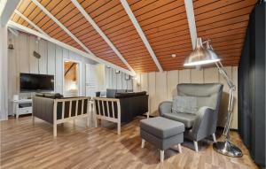 Televisyen dan/atau pusat hiburan di Lovely Home In Aakirkeby With Kitchen