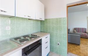 Η κουζίνα ή μικρή κουζίνα στο 1 Bedroom Amazing Apartment In Funtana