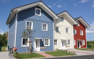 une maison bleue avec des éléments rouges et blancs dans l'établissement Amazing Home In Dagebüll With Sauna, à Dagebüll