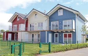 une maison avec une clôture devant dans l'établissement Amazing Home In Dagebüll With Sauna, à Dagebüll 35 autres photos