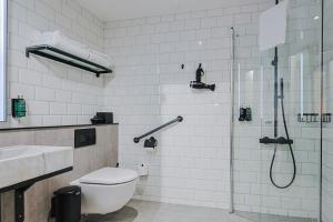 Uma casa de banho em Hotel With Urban Deli