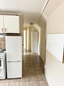 Kuchyň nebo kuchyňský kout v ubytování Spacious and cenral apartment