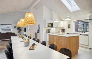 Una cocina y un comedor con mesa y sillas. en Aqua 242, en Krakow am See