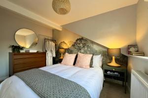 En eller flere senge i et værelse på Boutique style cosy cottage