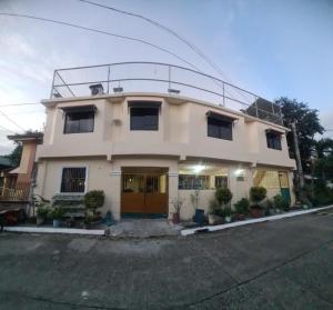 Bangunan di mana terletaknya rumah tamu ini