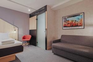Postel nebo postele na pokoji v ubytování Hotel With Urban Deli + 14 fotografií