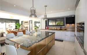 Η κουζίνα ή μικρή κουζίνα στο Amazing Home In Avignon With Kitchen