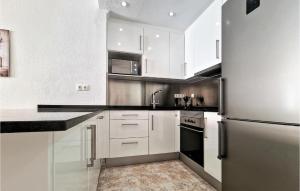 O bucătărie sau chicinetă la 2 Bedroom Cozy Apartment In Torrevieja