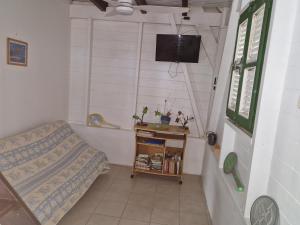 TV a/nebo společenská místnost v ubytování Bungalow Emeraude, F3 avec piscine à Sainte Luce