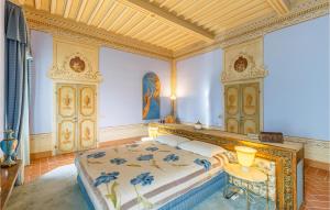 a bedroom with a king sized bed in a room at Awesome Home In Fucecchio in Fucecchio