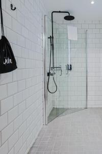 Uma casa de banho em Hotel With Urban Deli