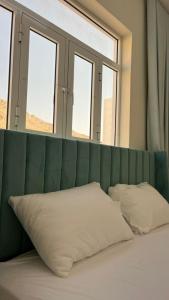 Rúm í herbergi á Sunset hotel