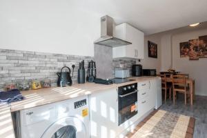 eine Küche mit einer Waschmaschine auf der Theke in der Unterkunft CJP - Lovely 2-bed house in Hull Centre, Parking in Hull + 7 Fotos
