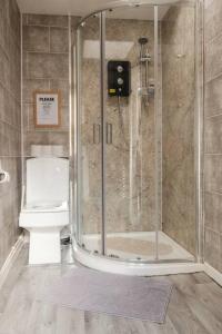 ein Badezimmer mit Dusche und Toilette in der Unterkunft CJP - Lovely 2-bed house in Hull Centre, Parking in Hull