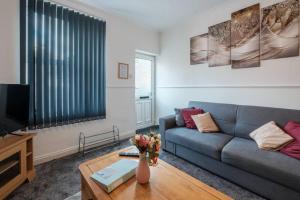ein Wohnzimmer mit Sofa und Tisch in der Unterkunft CJP - Lovely 2-bed house in Hull Centre, Parking in Hull