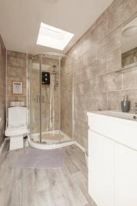 ein Badezimmer mit Dusche, Toilette und Waschbecken in der Unterkunft CJP - Lovely 2-bed house in Hull Centre, Parking in Hull