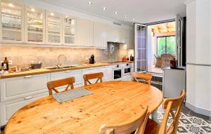 Kuchyň nebo kuchyňský kout v ubytování Cozy Home In Stjean-De-Minervois