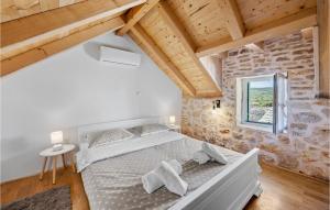 Ένα ή περισσότερα κρεβάτια σε δωμάτιο στο Cozy Home In Primosten With Wifi